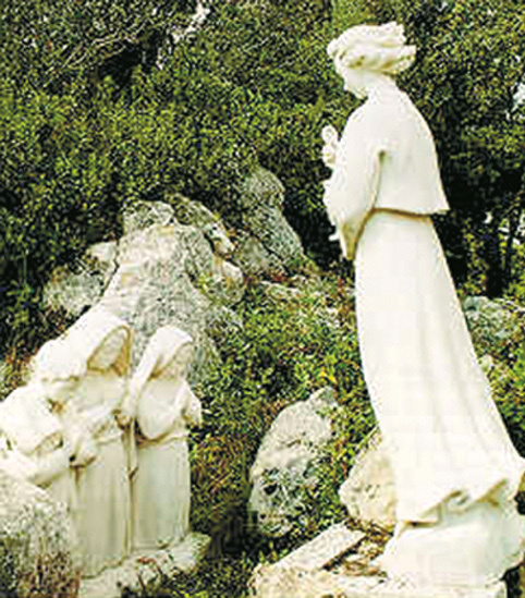 L'angelo che apparve ai tre pastori a Fatima nel 1916 teneva nella mano sinistra un calice e sopra di esso, nell'aria, c'era un'Ostia